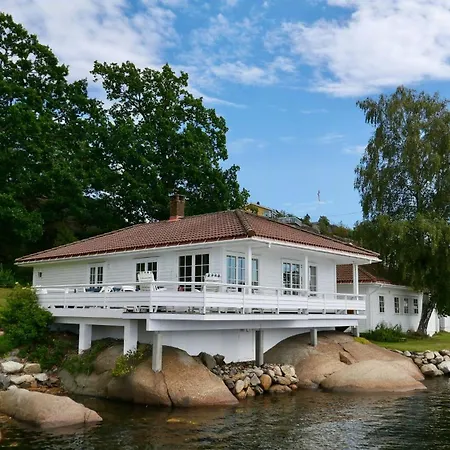 With Sunset Views And Private Dock Сasa de vacaciones Sandefjord