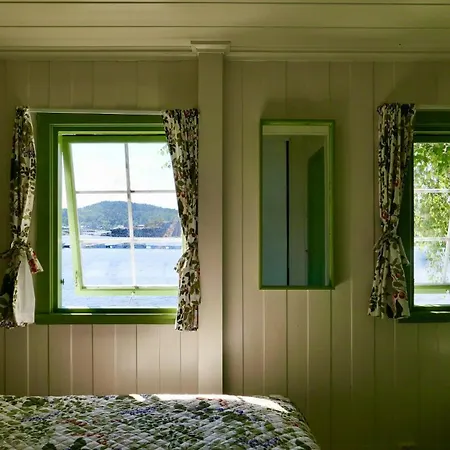 With Sunset Views And Private Dock Сasa de vacaciones Sandefjord